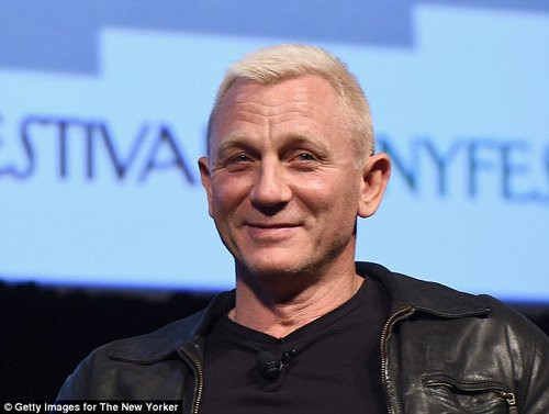 Nam diễn viên 48 tuổi gây chú ý đặc biệt bởi kiểu tóc peroxide mà anh đã tạo hình cho mình khi đang thực hiện các cảnh quay trong bộ phim Logan Lucky. Khi được hỏi về vai diễn mới này, Daniel Craig chỉ cười: “Tôi thích phần hư hỏng của anh ta. Song Bond mới là anh chàng có tính cách mà tôi yêu thích nhất”. Quả thực thì sau hàng loạt các nam diễn viên từng vào vai James Bond “007” trong lịch sử điện ảnh, hiếm có ai được yêu mến và để lại phong cách ấn tượng riêng như Daniel Craig.