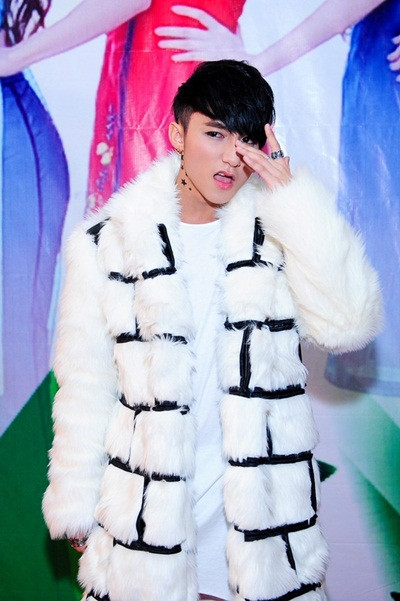 Về khoản chịu nóng, Sơn Tùng luôn đứng hạng nhất. Giọng ca gốc Thái Bình có niềm đam mê vô tận với những chiếc áo lông dày cộp khi trình diễn.