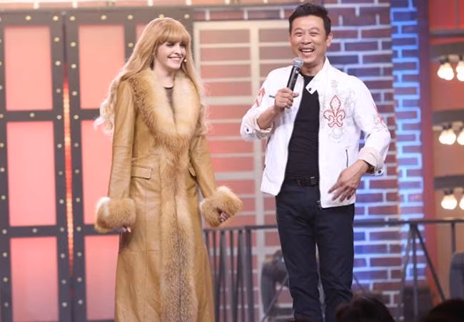 Andrea cũng khiến khán giả đổ mồ hôi hột với chiếc áo da cổ lông ngột ngạt.