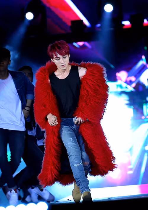 Để tạo riêng cho mình một phong cách và ấn tượng hơn trên sân khấu, dù trời nóng như đổ lửa Sơn Tùng MTP, Hồ Ngọc Hà, Tóc Tiên… vẫn bất chấp khoác lên mình những chiếc áo lông quá ấm áp chỉ dành cho ngày đông. Không ít khán giả bất ngờ trước kiểu mặc khiến người khác "nhìn là đổ mồ hôi" của sao Việt. Với khả năng diện áo lông dày sụ trong thời tiết 35-40 độ C, loạt ngôi sao này xứng danh "người chịu nóng giỏi nhất" Vbiz.