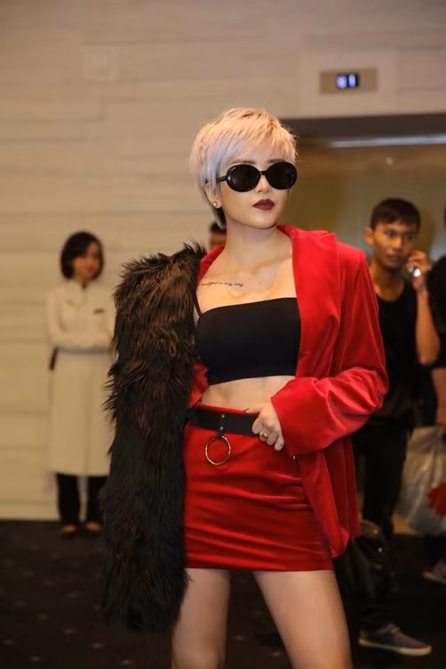 Thiều Bảo Trâm có cùng sở thích diện trang phục của mùa đông giữa tiết trời nóng nực.