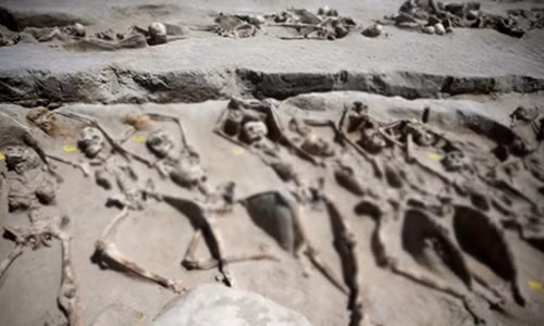 Bi an 80 hai cot deo cong sat trong co mo