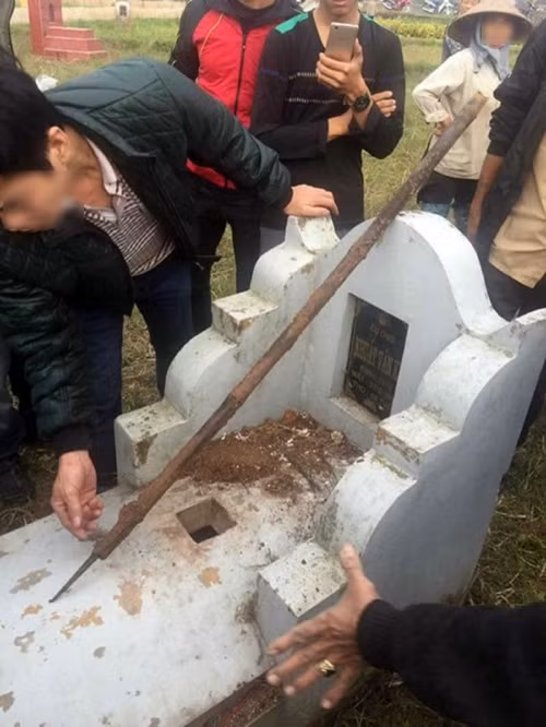 He lo nguyen nhan hang chuc ngoi mo bi dong dinh nhieu nam