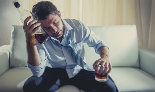 Jack đã có một đêm say khướt và không nhớ nổi chuyện gì đã xảy ra. (Ảnh minh họa)