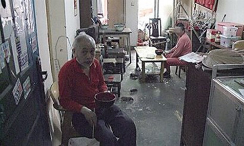 Quang cảnh bên trong căn hộ của ông Châu. Dưới sàn nhà có những con chuột đang nhẩn nha ăn thức ăn rơi vãi.