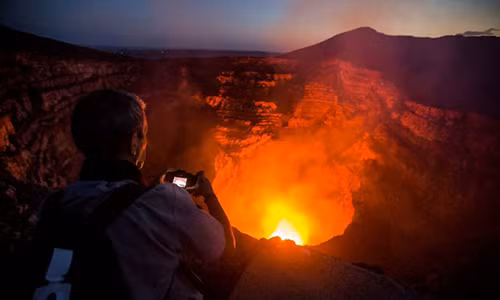 Song sot than ky sau khi roi vao mieng nui lua do ruc