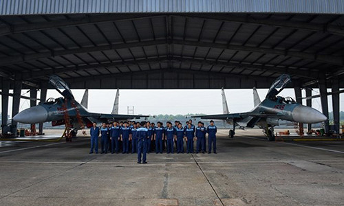 Tuong quan suc manh khong quan cac ben tren Bien Dong