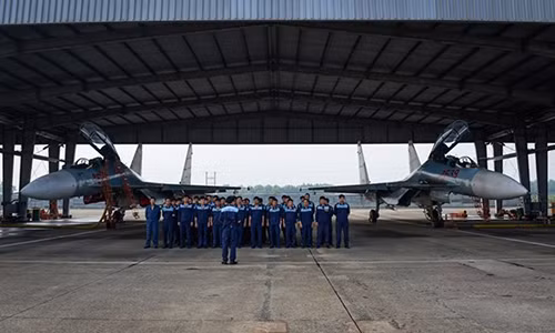 Tuong quan suc manh khong quan cac ben tren Bien Dong