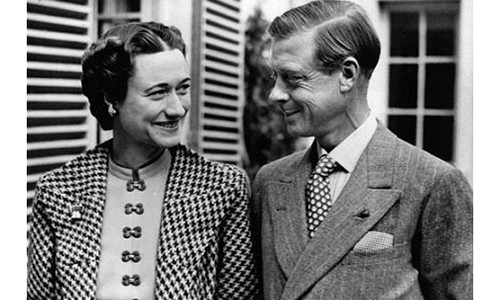 Vi vua tu bo ngai vang theo nguoi dep da 2 lan do