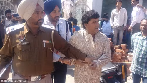 Trong lúc tranh cãi, chú rể nói rằng không quen biết người phụ nữ này khiến cho cô và gia đình thêm tức giận. Ông nói rằng đã ly dị vợ và có giấy tờ chứng minh. Tuy nhiên, vừa nói người đàn ông này vừa bỏ chạy nên và bị gia đình người phụ nữ kia đuổi theo.