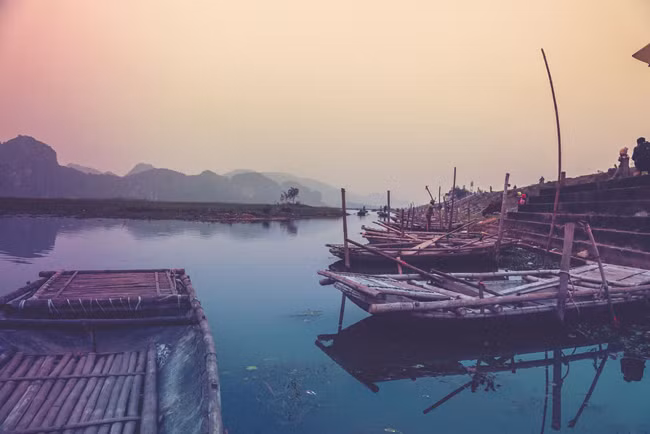 Vốn không phải là đầm tự nhiên, Vân Long được hình thành từ việc đắp tuyến đê ở phía tả ngạn sông Đáy nhằm ngăn lụt lội. Từ khi đắp đầm đến nay, người dân xung quanh đầm Vân Long có thêm nghề mới là chèo thuyền cho khách du lịch đến thăm quan đầm.