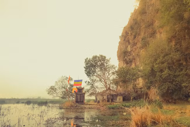 Mão Sơn - một ngôi đền cổ kính và ẩn dật nằm dưới chân núi đá vôi thuộc quần thể đầm Vân Long. Đây là nơi người dân làng tổ chức những ngày lễ đông vui. Tuy nhiên, ngày thường, nó khá heo hút và không mấy người qua lại.