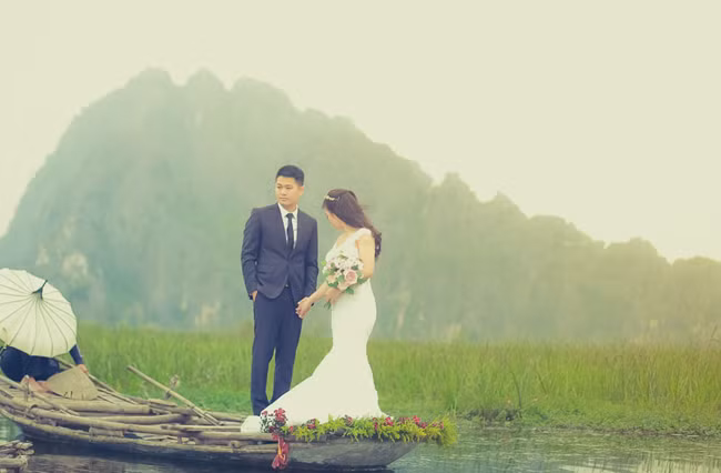 Nhiều bạn trẻ lựa chọn Đầm Vân Long làm nơi chụp ảnh cưới.