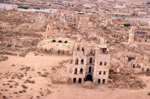 Phần lớn lịch sơ khai của thị trấn Suakin vẫn còn bí ẩn khi địa điểm này chưa từng được nghiên cứu khảo cổ kỹ lưỡng.