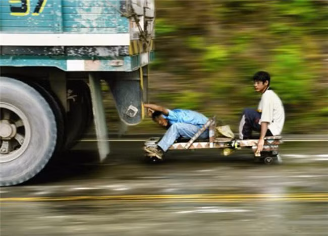 Cúi thấp xuống không bị phát hiện bây giờ.