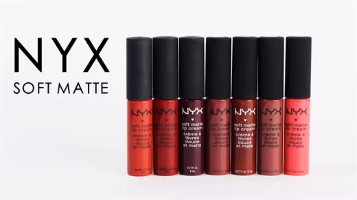 4. NYX Soft Matte Lip Cream (6$- khoảng 130.000đ) Thỏi son kem đình đám một thời là đây! Ngày nay thị trường mỹ phẩm chao đảo vì hàng loạt dòng son kem được tung ra liên tục, son kem của NYX không còn hot như xưa, tuy nhiên nó vẫn giữ một ví trí to lớn trong lòng những cô nàng mê làm đẹp. Ưu điểm của dòng son này làmàu sắc lên chuẩn, bảng màu phong phú, chất son rất mềm và mịn, không quá mỏng và vẫn đủ dày để không “chui” vào các nếp nhăn môi.