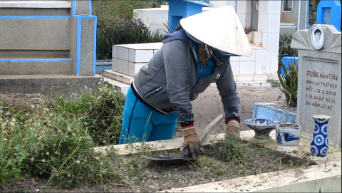 Công việc tảo mộ bao gồm nhổ cỏ, sơn mới, vệ sinh quanh phần mộ.