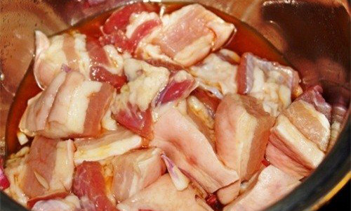 Nhiều bà nội trợ có thói quen ướp thịt bằng nước mắm. Đây là thói quen sai lầm cần bỏ ngay. Ảnh minh họa.