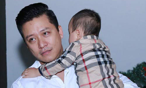 Tuấn Hưng và con trai.