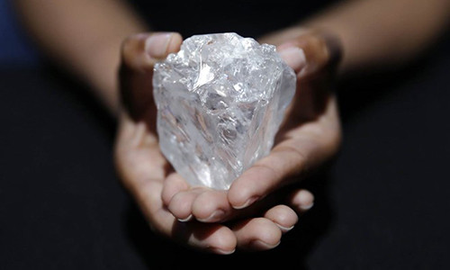 Lesedi la Rona là viên kim cương thô lớn và chất lượng nhất đang tồn tại. Tuổi thọ của nó là khoảng 2,5 tỷ đến 3 tỷ năm tuổi. Ảnh: AP