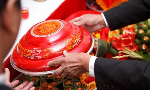 Soc truoc bi mat sau mon qua cuoi cua me chong tuong lai