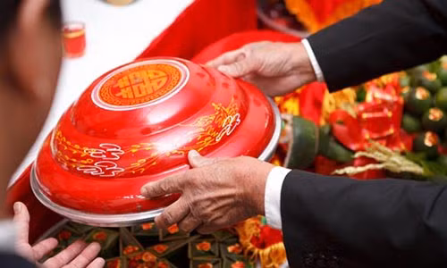 Soc truoc bi mat sau mon qua cuoi cua me chong tuong lai