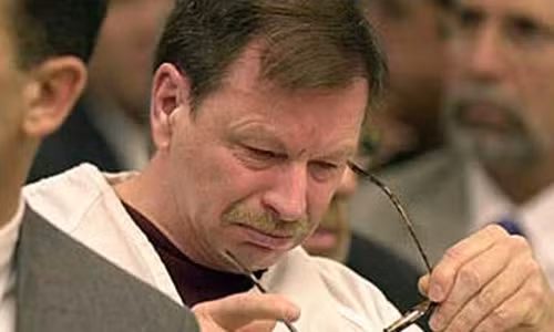 Ten sat nhan giet 48 nguoi khoc khi nghe loi noi nay