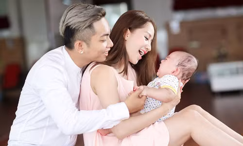 Gia đình hạnh phúc của Khánh Thi và Phan Hiển.