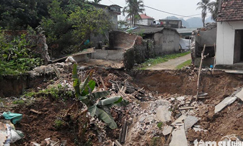 “Hố tử thần” đã gây sụt lún nhà cửa, đường đi và khiến nhiều hộ dân ở đây phải sơ tán.