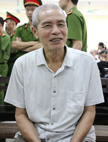 Phan no yeu rau xanh 68 tuoi khien nu sinh mang bau