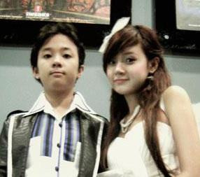 Em trai Midu sở hữu gương mặt giống mẹ. Nhìn hình ảnh Midu chia sẻ trước đây, 2 chị em cô khiến nhiều người ngỡ ngàng bởi vì hai người giống nhau như hai “giọt nước”.