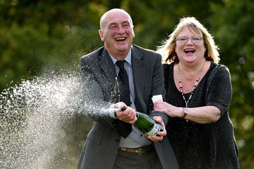 Cặp đôi Jane và Alan Slater vui mừng trong bữa tiệc ăn mừng trúng số độc đắc.