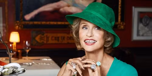4. Lauren Hutton: Ở tuổi 71, Lauren vẫn khiến mọi cô gái trẻ ngước nhìn với phong các thời trang hết sức năng động, táo bạo. Trong chiến dịch quảng cáo mới nhất với Lucky Brand, bà đã đánh bật mọi quan niệm về tuổi tác cũng như sự già nua.