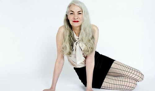 Sở hữu chiều cao lý tưởng và cặp chân dài thẳng tắp, Jackie có thể khiến mọi bộ trang phục khi khoác lên trở nên sang trọng, bắt mắt hơn, bất chấp ở tuổi ngoài 60.