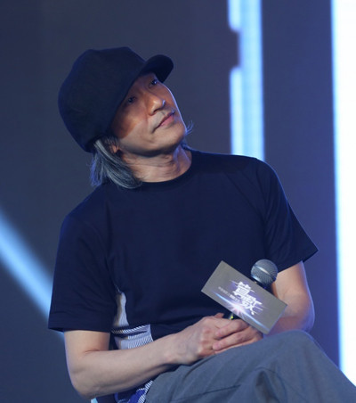 Sang tuổi ngũ tuần, Châu Tinh Trì thôi đóng phim và chuyển sang làm đạo diễn, nhà sản xuất. So với thập niên 1990 - 2000, hiện ông vẫn được mệnh danh là "nam châm phòng vé". Trải qua một vài mối tình không đi đến kết quả, Châu Tinh Trì kết luận rằng đường tình duyên của ông không đẹp. Trong lần phỏng vấn gần đây, "Vua hài" nói ông còn độc thân. Ông không đặt điều kiện gì đặc biệt khi chọn bạn gái mà chỉ cần hợp ý nhau là đủ. Một lần khác, Tinh Trì lại nói ông đã có tuổi, có lẽ không còn cơ hội lấy vợ.