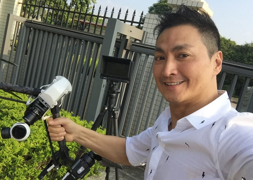 Từ khi tạo tài khoản mạng xã hội Weibo, Hà Gia Kính thường xuyên đăng ảnh tự chụp, ảnh gặp gỡ người hâm mộ khi tham gia sự kiện. Ở tuổi 56, "Triển Chiêu" nhận nhiều lời khen ở vẻ trẻ trung, năng động. Những năm qua anh ít đóng phim mà tập trung kinh doanh. Hà Gia Kính từng cho biết anh không có ý định lấy vợ, sinh con.