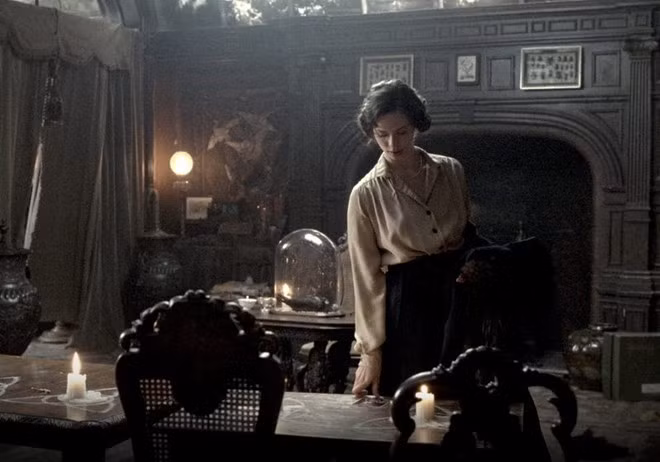 Trường nội trú ở Crumbia trong The Awakening (2011): Florence Cathcart là một chuyên gia nổi tiếng trong việc vạch trần những tin đồn ma ám không có thật. Cô được cảnh sát mời đến thăm một ngôi trường nội trú ở Crumbia để điều tra về hồn ma một nam sinh được nhiều người khẳng định có tồn tại. Những tưởng đây chỉ là một vụ giả ma giả quỷ, Florence nhanh chóng khám phá ra những bí mật đen tối phía sau ngôi trường.