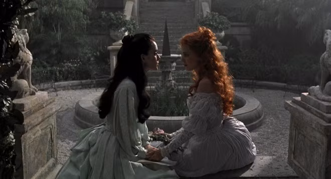 Lâu đài Bran trong Dracula (1992): Lâu đài Bran tại vùng Transylvania, Romania vô cùng nổi tiếng trên màn ảnh lẫn ngoài đời nhờ tác phẩm văn học của Bram Stoker. Vẻ ngoài của tòa lâu đài không có gì đặc biệt. Nhưng tại đây từng xảy ra nhiều cuộc tử hình bằng xiên đẫm máu do Vlad Tepes tổ chức. Trong tiểu thuyết hay các bộ phim chuyển thể, lâu đài là nơi ẩn náu của bá tước ma cà rồng Dracula. Bên dưới tòa dinh thự là các hành lang u tối, hầm ngục tra tấn, bầy sói gác cổng hay có thể cả những bà vợ của y.