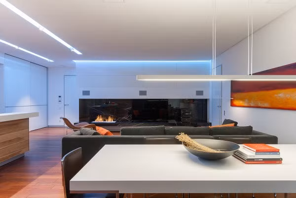 Khu vực sinh hoạt chính là một không gian mở rộng lớn từ phòng khách đến nhà bếp.