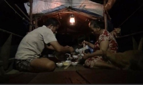 Nước dùng phải mua, đêm đến phải dùng đèn dầu, gia đình ông Đực mong ước một lần được sống trong ánh điện mỗi khi đêm về.