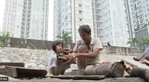 Hàng ngày cô con gái nhỏ vẫn luôn theo cha từng giây, từng phút, với mong ước cha luôn được vui.