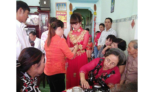 Cô dâu Nguyễn Trần Anh Thư được nhà chồng đeo nhẫn cưới. (Nguồn: FaceBook của nhân vật)