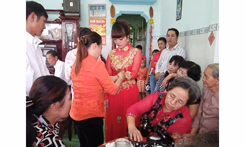 Cô dâu Nguyễn Trần Anh Thư được nhà chồng đeo nhẫn cưới. (Nguồn: FaceBook của nhân vật)