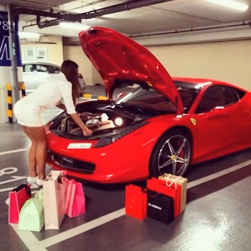 Với khẩu hiệu: “Chúng tôi là đại điện cho tất cả những gì tuyệt vời nhất ở Dubai. Xe hơi, thời trang, tài sản, phong cách sống. Chúng tôi là giấc mơ Dubai”, hội con nhà giàu nói chung và các ái nữ, tiểu thư nhà giàu Dubai nói riêng đang khiến cho cả thế giới đi từ ngạc nhiên nọ đến ngạc nhiên kia về độ giàu có tột độ ở nơi đây.