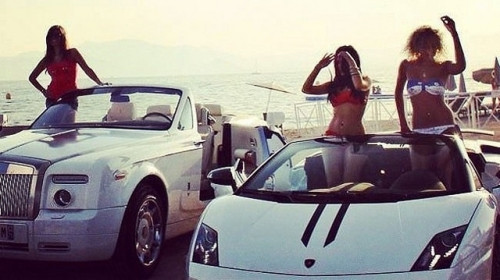 Tại Dubai, không chỉ các ông chủ giàu có mà con cái họ cũng thường xuyên mua sắm và sử dụng siêu xe hoặc xế sang đắt tiền, bất kể là nam hay nữ. Để khẳng định đẳng cấp và khoe cuộc sống xa hoa của mình, hội con nhà giàu Dubai đã lập một trang chung trên mạng xã hội Instagram dưới cái tên richkidsofdubai (Rich Kids of Dubai). Mới được lập cách đây hơn một năm nhưng trang của hội con nhà giàu Dubai trên Instagram đã được 11.300 người theo dõi.