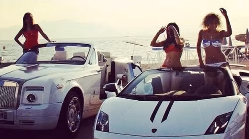 Tại Dubai, không chỉ các ông chủ giàu có mà con cái họ cũng thường xuyên mua sắm và sử dụng siêu xe hoặc xế sang đắt tiền, bất kể là nam hay nữ. Để khẳng định đẳng cấp và khoe cuộc sống xa hoa của mình, hội con nhà giàu Dubai đã lập một trang chung trên mạng xã hội Instagram dưới cái tên richkidsofdubai (Rich Kids of Dubai). Mới được lập cách đây hơn một năm nhưng trang của hội con nhà giàu Dubai trên Instagram đã được 11.300 người theo dõi.