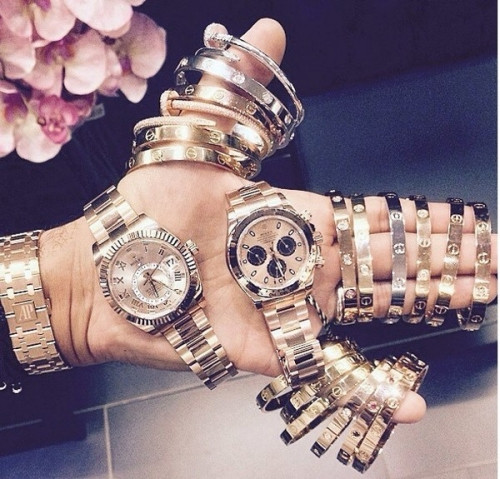 Giá một chiếc vòng tay Love của Cartier khoảng 6.600 USD, tương đương (hơn 145 triệu VND).