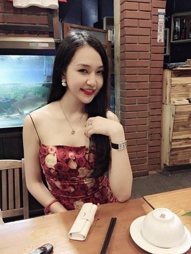 Chiếc đồng hồ sang chảnh và chiếc nhẫn gắn đá quý trên tay của bà xã Tuấn Hưng.