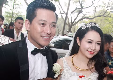 Trần Thu Hương (nickname Hương Baby) chính là bà xã của nam ca sĩ hào hoa nhất showbiz Việt hiện nay. Dù sinh năm 1991, còn khá trẻ nhưng vợ Tuấn Hưng đã sở hữu trong tay khối tài sản đáng mơ ước.