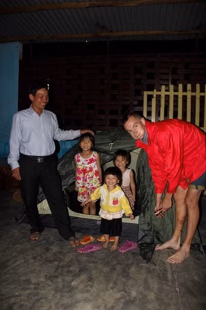 Một gia đình tốt bụng cho họ cắm lều trong sân, và trẻ em rất thích chơi đùa trong lều.